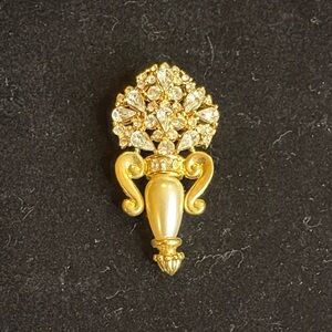 Elegant Gold and Pearl Brooch